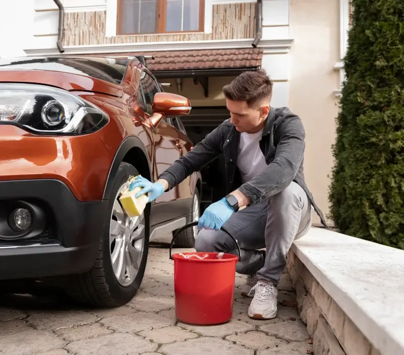 Lavage auto à domicile Campôme : professionnel intervenant sur un véhicule